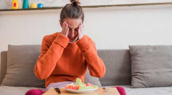 Causas de los atracones relacionadas con emociones como ansiedad o tristeza