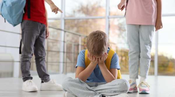 Cómo actuar cuando tu hijo pega en el colegio sin castigos impulsivos