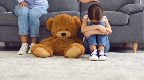 Niño hablando con sus padres sobre bullying